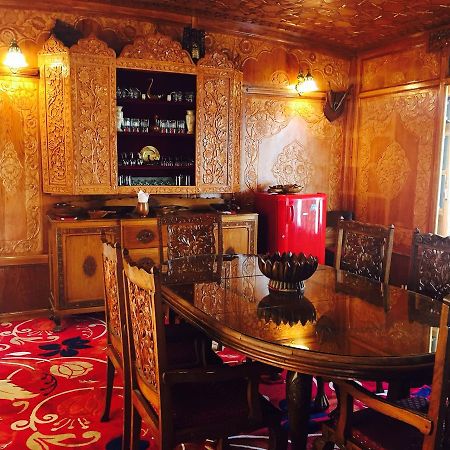 Monarch Group Of Houseboats Hotel ศรีนาการ์ ภายนอก รูปภาพ