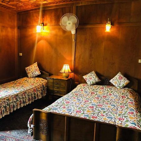 Monarch Group Of Houseboats Hotel ศรีนาการ์ ภายนอก รูปภาพ