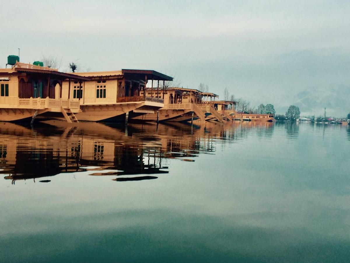 Monarch Group Of Houseboats Hotel ศรีนาการ์ ภายนอก รูปภาพ
