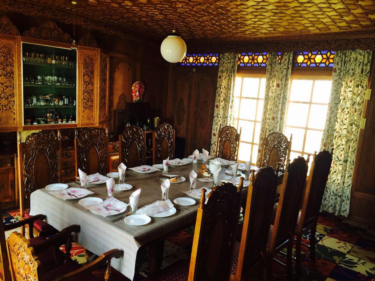 Monarch Group Of Houseboats Hotel ศรีนาการ์ ภายนอก รูปภาพ