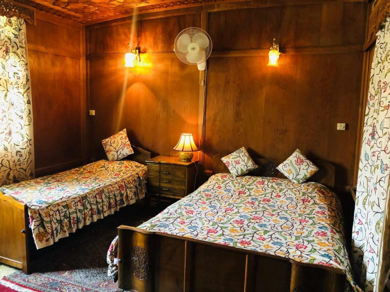 Monarch Group Of Houseboats Hotel ศรีนาการ์ ภายนอก รูปภาพ