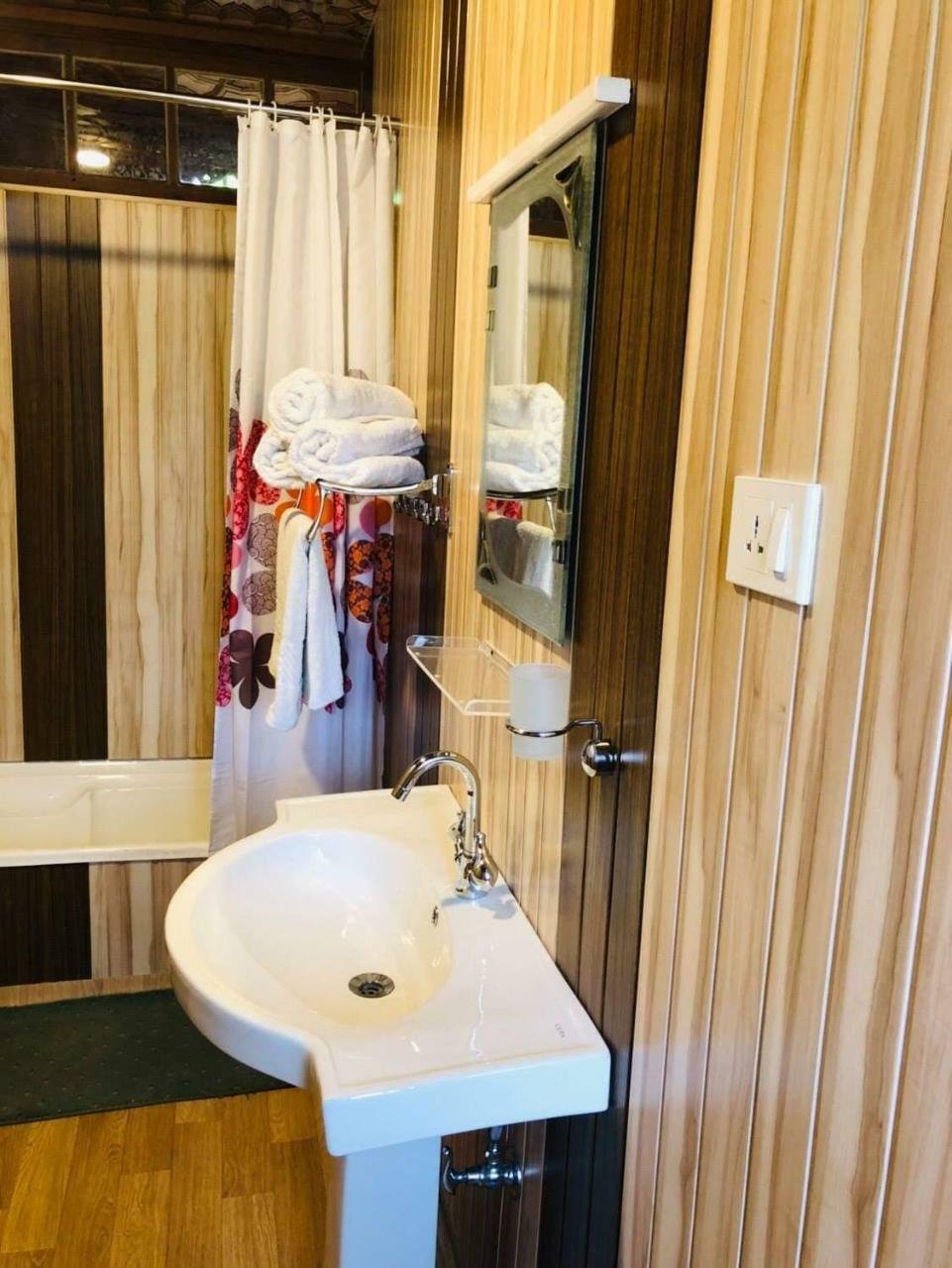 Monarch Group Of Houseboats Hotel ศรีนาการ์ ภายนอก รูปภาพ