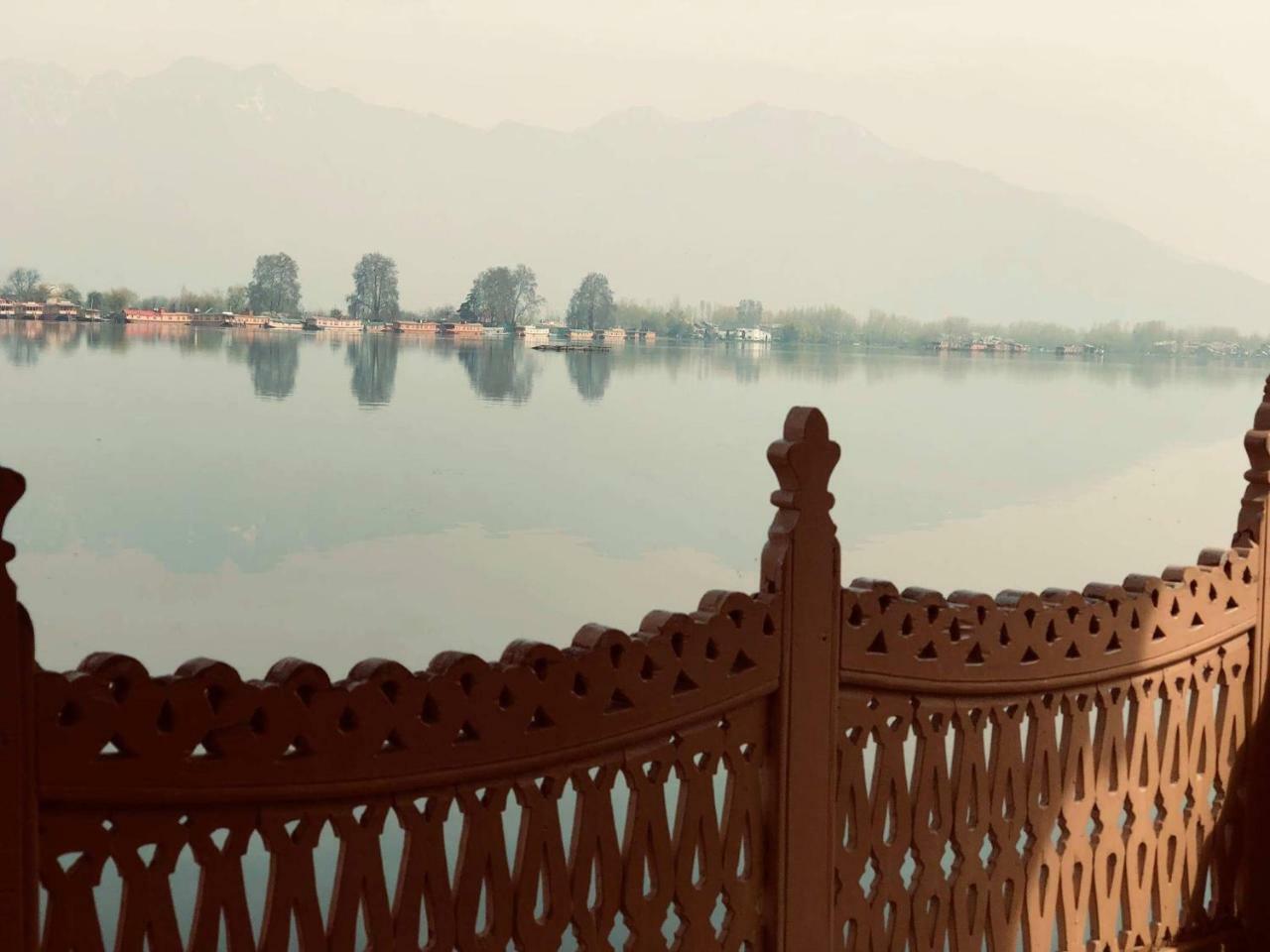 Monarch Group Of Houseboats Hotel ศรีนาการ์ ภายนอก รูปภาพ