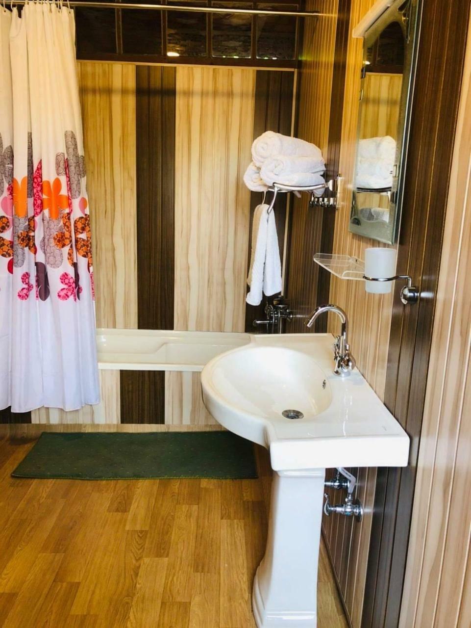 Monarch Group Of Houseboats Hotel ศรีนาการ์ ภายนอก รูปภาพ