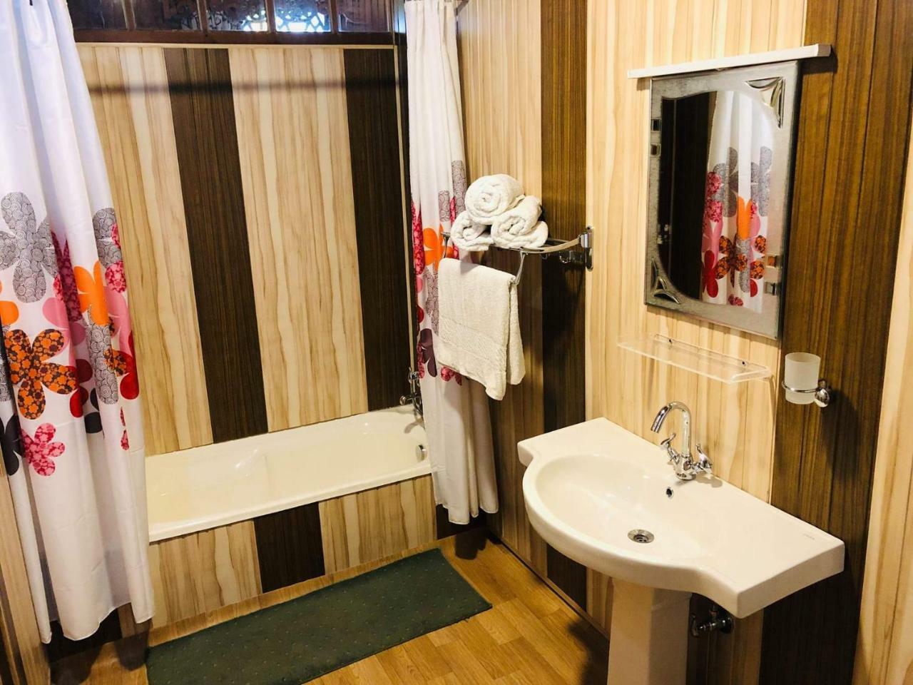 Monarch Group Of Houseboats Hotel ศรีนาการ์ ภายนอก รูปภาพ